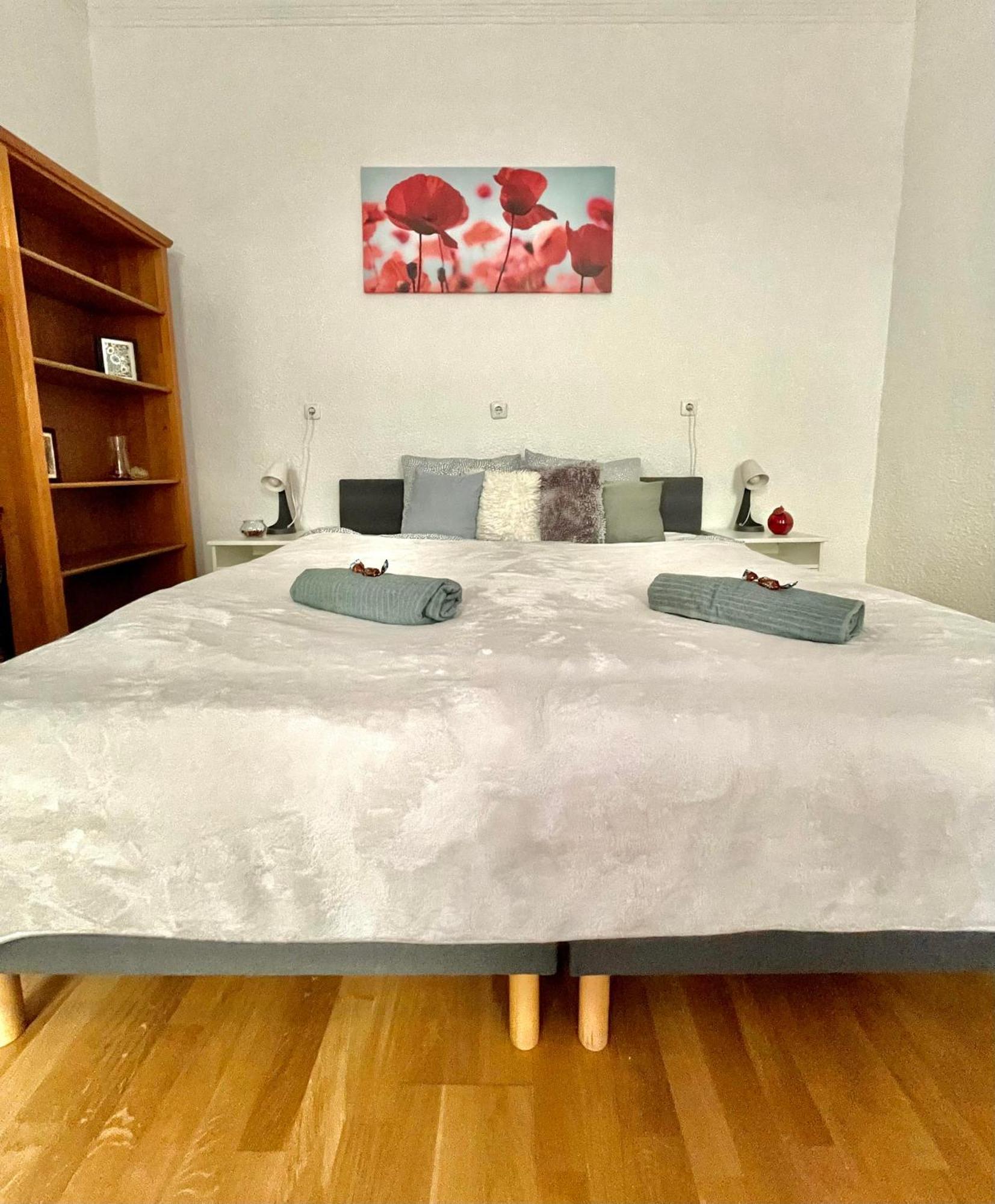 Very Warm Home With Big Bed Near New York Cafe Budapest Exterior photo